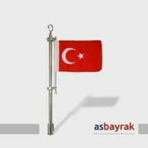 Paslanmaz bayrak direği ve krom bayrak direği ile gururla dalgalanan bayraklar