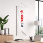 Ofis duvarında kullanılan logolu kırlangıç bayrak, kurumsal dekorasyon için özel üretim kırlangıç bayrak modeli, iç mekân reklam bayrağı, firma logosu baskılı duvar bayrağı şık ve profesyonel görünüm