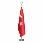 Krom direkli Türk makam bayrağı beyaz fonda ürün görseli. 100×150 cm Türk bayrağı ve metal krom makam bayrak direği ile ofis ve makam odaları için direkli Türk bayrağı modeli.