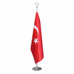 Krom direkli Türk makam bayrağı beyaz fonda ürün görseli. 100×150 cm Türk bayrağı ve metal krom makam bayrak direği ile ofis ve makam odaları için direkli Türk bayrağı modeli.