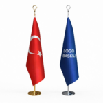 Türk bayrağı ve logo baskılı firma makam bayrağı birlikte kullanımı. Kurum odaları, makam odaları ve toplantı alanlarında kullanılan krom ve pirinç direkli makam bayrak seti.