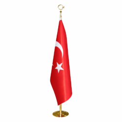 Pirinç direkli Türk makam bayrağı beyaz fonda ürün görseli. Klasik görünümlü pirinç makam bayrak direği ve 100×150 cm Türk bayrağı ile resmi kurum ve makam odaları için direkli Türk bayrağı.