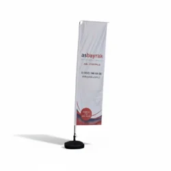 L tipi yelken bayrak, 75×250 cm ölçüsüyle dikkat çekici ve profesyonel bir tanıtım sunar.