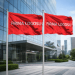kurumsal firma binası önünde direk üzerinde dalgalanan logo baskılı gönder bayrakları