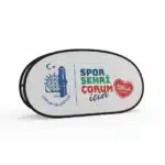 Katlanır Kumaş A Pano (Pop-Up Fabric Banner); spor kulüpleri, belediye etkinlikleri, festival ve organizasyon alanlarında hızlı kurulum sağlayan profesyonel bir tanıtım ürünüdür. Hafif, portatif ve kumaş yüzeyli yapısıyla outdoor etkinliklerde maksimum görünürlük sunar.