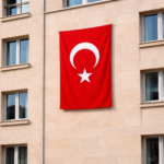 Balkon, bina cephesi veya iş yeri girişlerinde kullanılan dikey asım Türk bayrağı, özel kolonlu kenar yapısı sayesinde direğe sabitlenerek aşağı doğru düzgün şekilde sarkar. Özellikle apartman balkonları, mağaza cepheleri ve resmi günlerde bina cephelerinde tercih edilir.