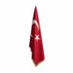 çift kat saten kumaştan üretilmiş, altın püsküllü ve simli işlemeli Türk tören bayrağı; parlak kırmızı zeminli, resmi protokol ve makam odaları için premium tören bayrağı görseli.