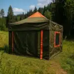 Bu ürün, karavanlar için tasarlanmış 3x3 metrelik bir modüler yaşam çadırıdır. Ekstra oturma alanı, gölgelik, yemek bölümü, geçici depo ya da çocuk oyun alanı olarak kullanılabilir. Haki yeşil gövdesi çevreyle uyum sağlar; turuncu detaylar görünürlük ve dinamizm katar.