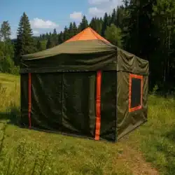 Bu ürün, karavanlar için tasarlanmış 3x3 metrelik bir modüler yaşam çadırıdır. Ekstra oturma alanı, gölgelik, yemek bölümü, geçici depo ya da çocuk oyun alanı olarak kullanılabilir. Haki yeşil gövdesi çevreyle uyum sağlar; turuncu detaylar görünürlük ve dinamizm katar.