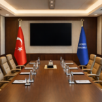 Toplantı salonunda kullanılan Türk bayrağı ve logo baskılı firma bayrağı. Kurumsal toplantı odaları için direkli makam bayrağı.