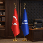 Yönetici odasında kullanılan logo baskılı makam bayrağı. Kurum ofislerinde ve makam odalarında kullanılan direkli firma bayrağı modeli.