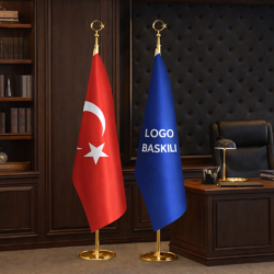 Yönetici odasında kullanılan logo baskılı makam bayrağı. Kurum ofislerinde ve makam odalarında kullanılan direkli firma bayrağı modeli.
