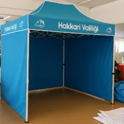 valilik resmi kurum gazebo katlanır çadırı 2x3 çadır, baskılı çadır, katlanır çadır, çelik gövdeli çadır, kurumsal etkinlik çadırı, Hakkari Valiliği çadırı, fuar çadırı, 3 yan kapalı çadır, outdoor tanıtım çadırı, mobil saha çadırı, belediye çadırı, kamu çadırı, promosyon çadır, afet çadırı