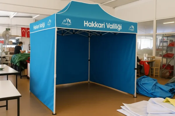 valilik resmi kurum gazebo katlanır çadırı 2x3 çadır, baskılı çadır, katlanır çadır, çelik gövdeli çadır, kurumsal etkinlik çadırı, Hakkari Valiliği çadırı, fuar çadırı, 3 yan kapalı çadır, outdoor tanıtım çadırı, mobil saha çadırı, belediye çadırı, kamu çadırı, promosyon çadır, afet çadırı