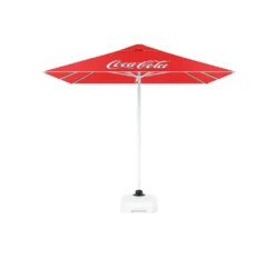 2,5x2,5 metre ölçülerinde, kırmızı Coca Cola logolu büyük bahçe şemsiyesidir.