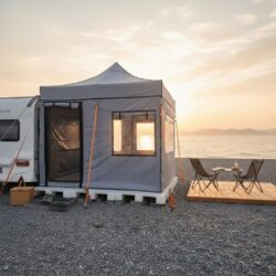 Karavan için dört mevsim uyumlu ön tente çadırı, deniz kenarında kurulu haliyle geniş yaşam alanı sunar. Rüzgâr ve yağmura dayanıklı kumaş yapısı sayesinde kamp ve karavan tatilleri için ideal çözümdür.