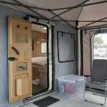 Karavan kapısına tam uyumlu kamp çadırı bağlantı sistemi, rüzgâr ve hava koşullarına karşı koruma sağlar. Pratik kurulumu ve dayanıklı iskeletiyle karavan kullanıcıları için fonksiyonel bir çözümdür.
