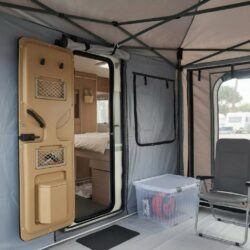 Karavan kapısına tam uyumlu kamp çadırı bağlantı sistemi, rüzgâr ve hava koşullarına karşı koruma sağlar. Pratik kurulumu ve dayanıklı iskeletiyle karavan kullanıcıları için fonksiyonel bir çözümdür.