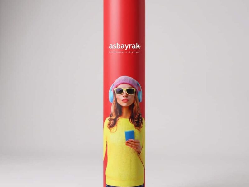 300 cm yüksekliğe sahip, profesyonel şişme reklam sütunu. Logo ve kampanya mesajlarının uzak mesafeden görünmesini sağlayan geniş baskı alanına sahiptir. Hızlı kurulumlu, hafif ve taşınabilir yapısıyla fuar, mağaza önü, festival ve etkinliklerde dikkat çekici bir tanıtım çözümü sunar.